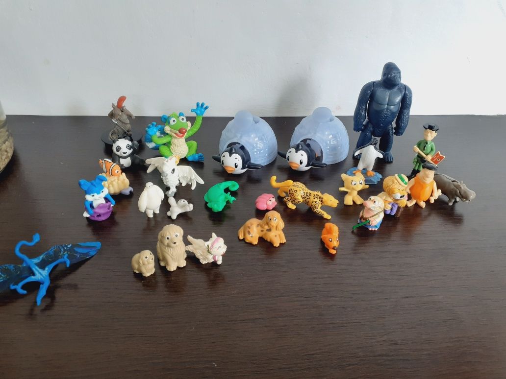 Diverse figurine Kinder și mini animale pufoase