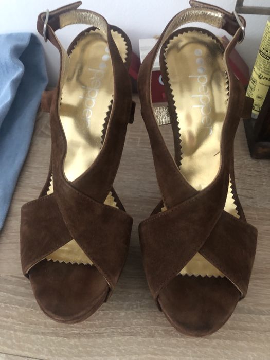 Sandale cu platforma din piele intoarsa