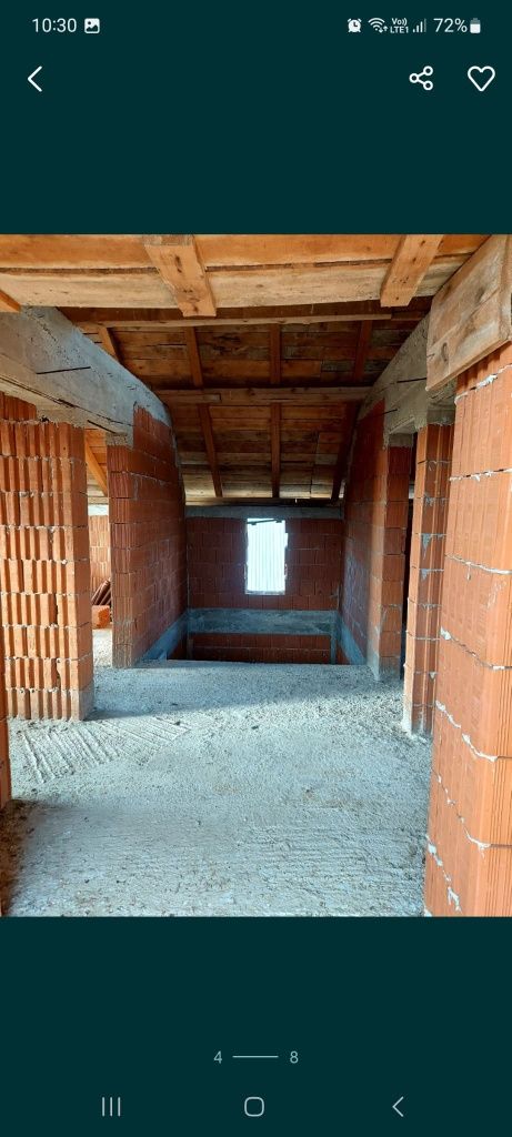 Vand casa la rosu, Sarbi