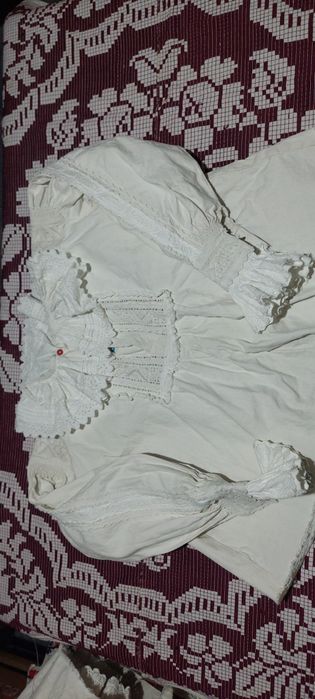 Vănd cămăși de femei autentice foarte vechi din zona Beiușului.