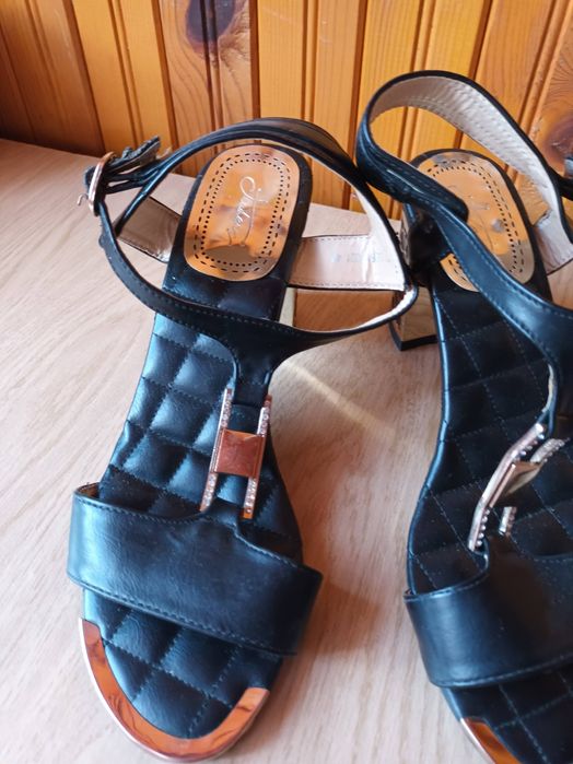 Продавам дамски сандали