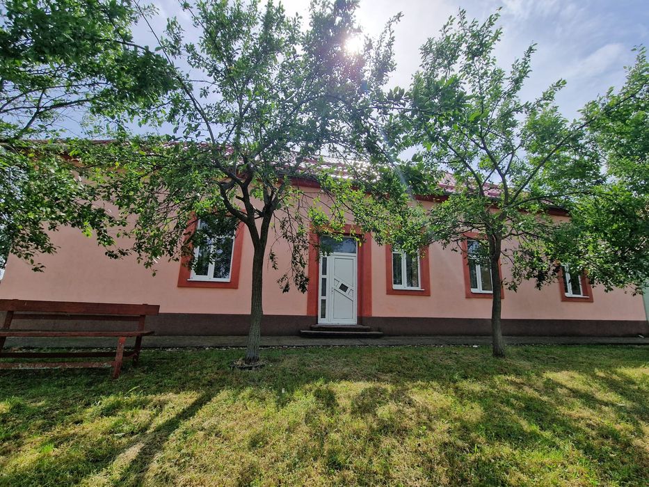 Casă de vânzare cu două fronturi stradale