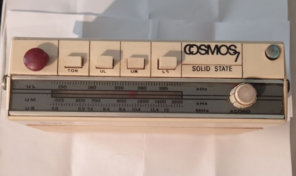 Vând sau schimb radio Cosmos 7,funcționează bine,un buton înlocuit.