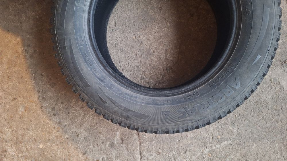 Anvelope iarna de gheata si tapada - cu crampoane second hand