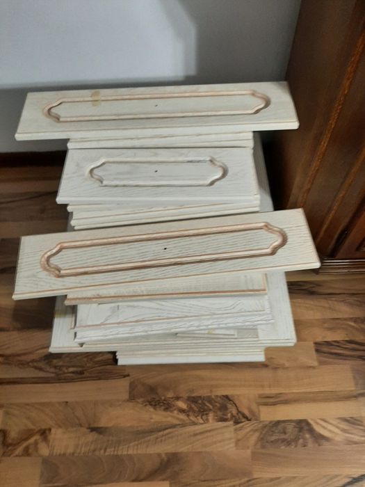 Vând fete din lemn masiv pentru mobila bucatarie