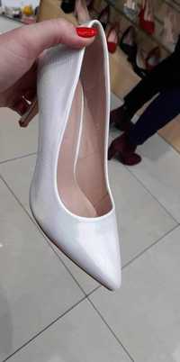 Pantofi albi eleganti
