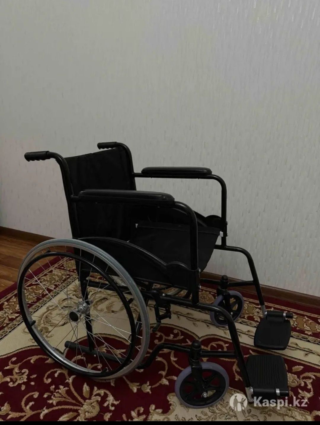 Инвалидная коляска и пролижный матрас