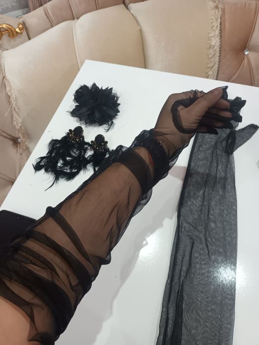 Черни ръкавици и обици