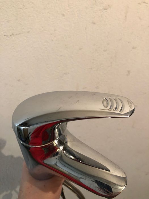 Продавам смесител за мивка за баня