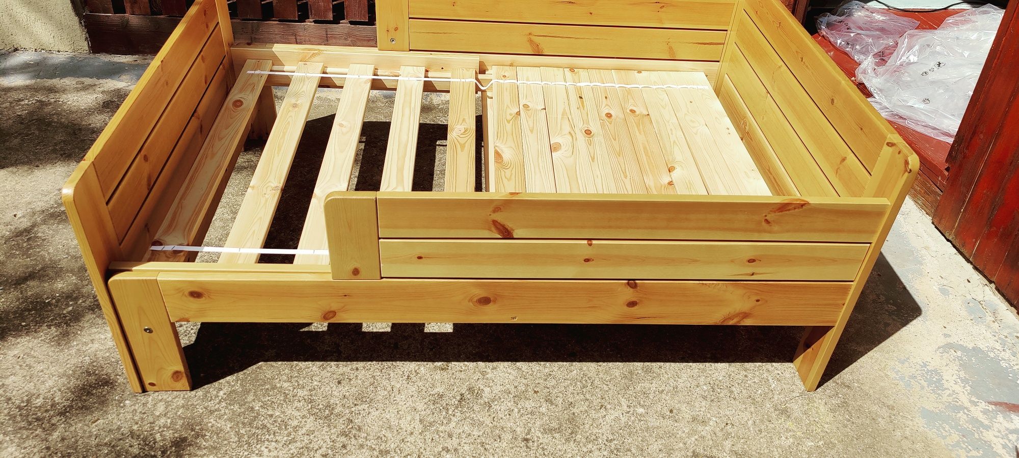 Vând pat extensibil din lemn cu saltea