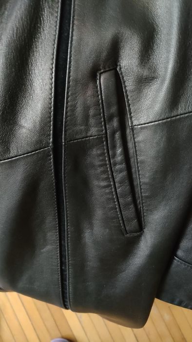 Haina de piele de culoare neagra.