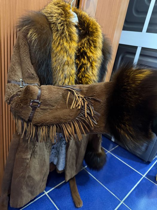 Vand haina scurta de blana , masura 40, culoare bej, garnituri vulpe
