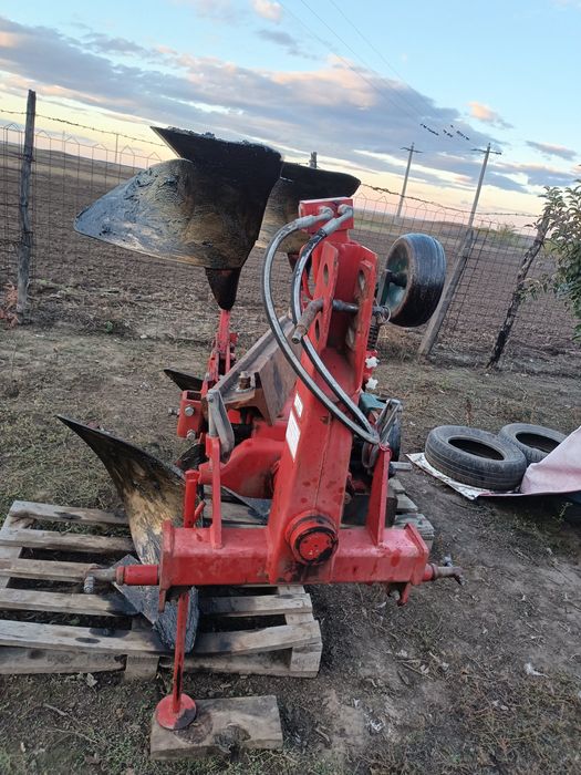 Vând plug reversibil