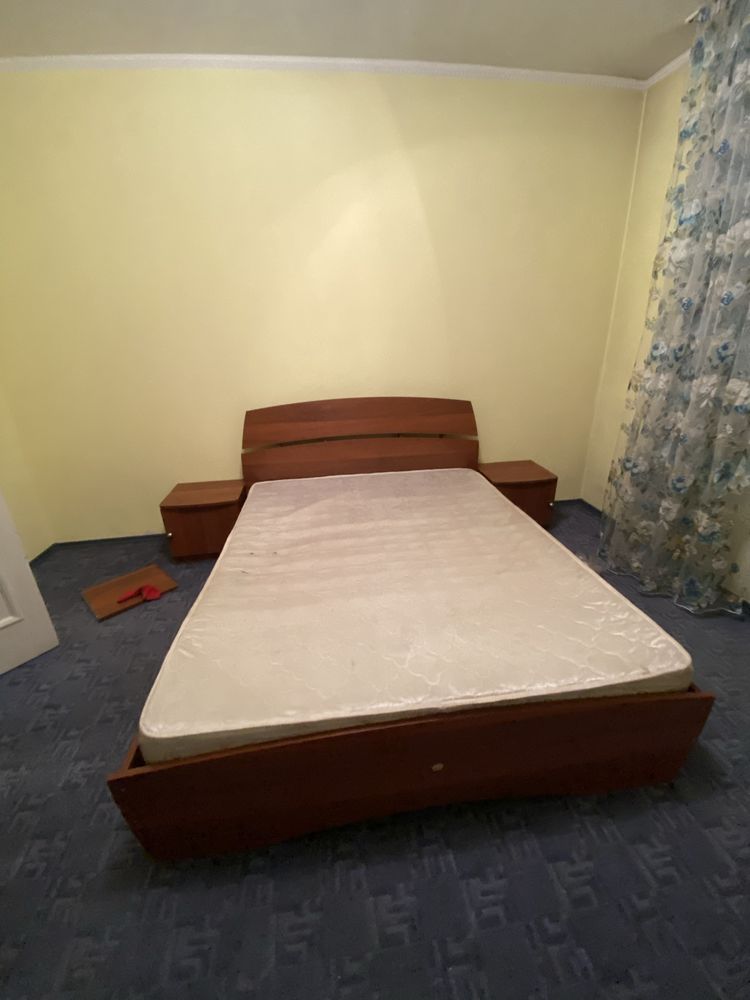 Продам кровать и 2 тумбы