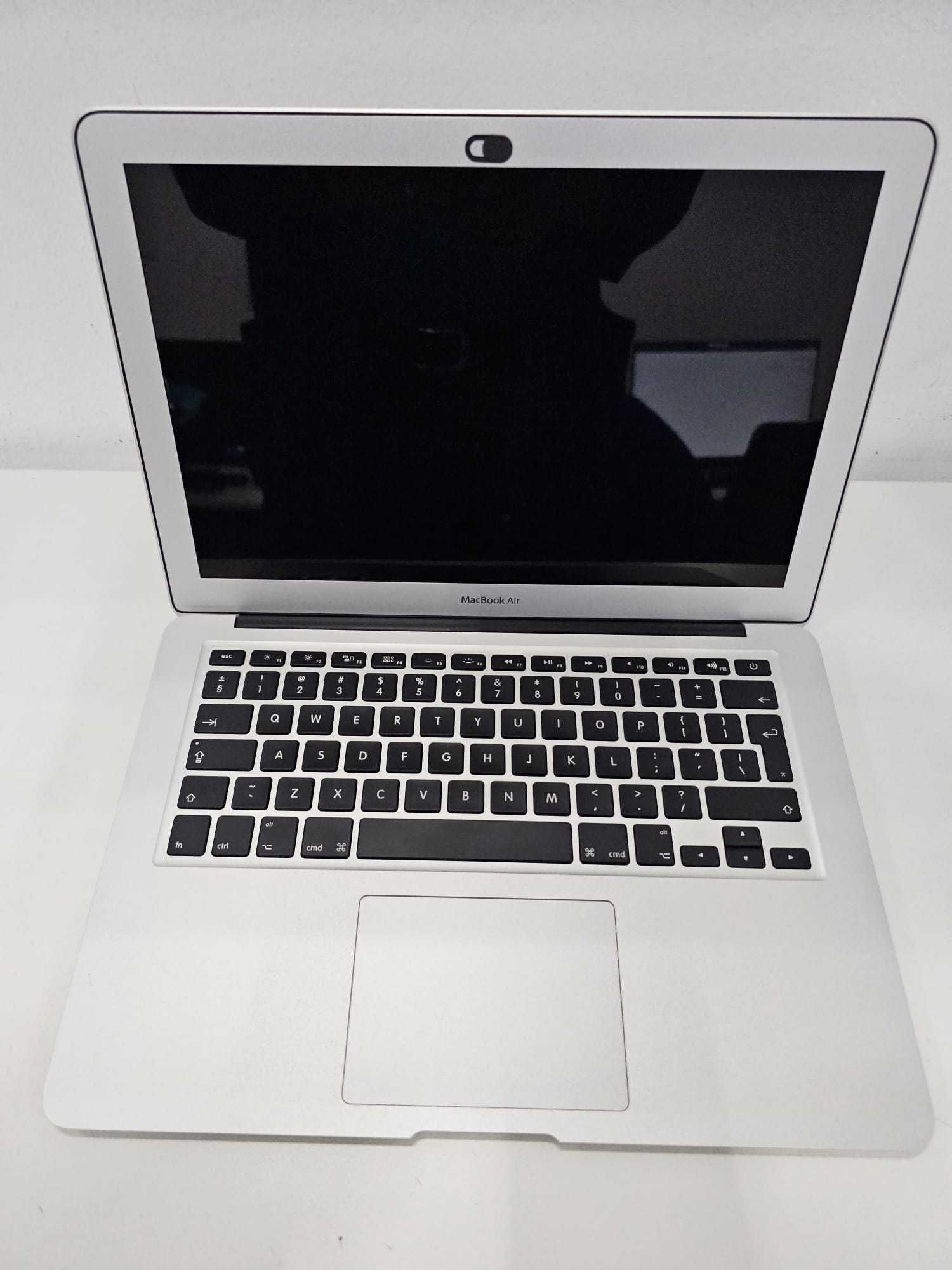 Macbook Air 13 2017, i5 1.8 GHz, 8GB RAM, 960GB SSD, fabricat in 2019