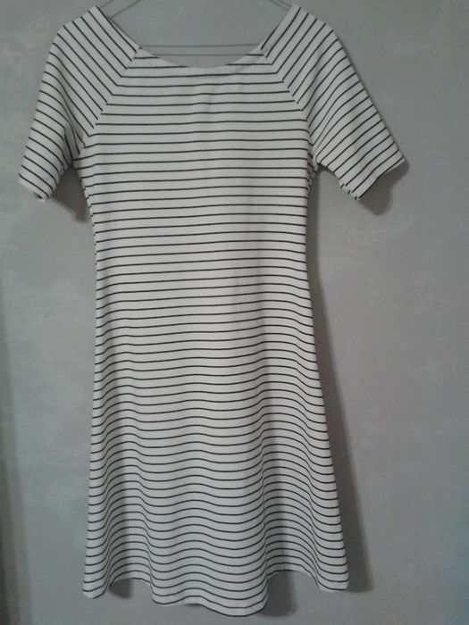 Рокля Zara на бели и черни райета