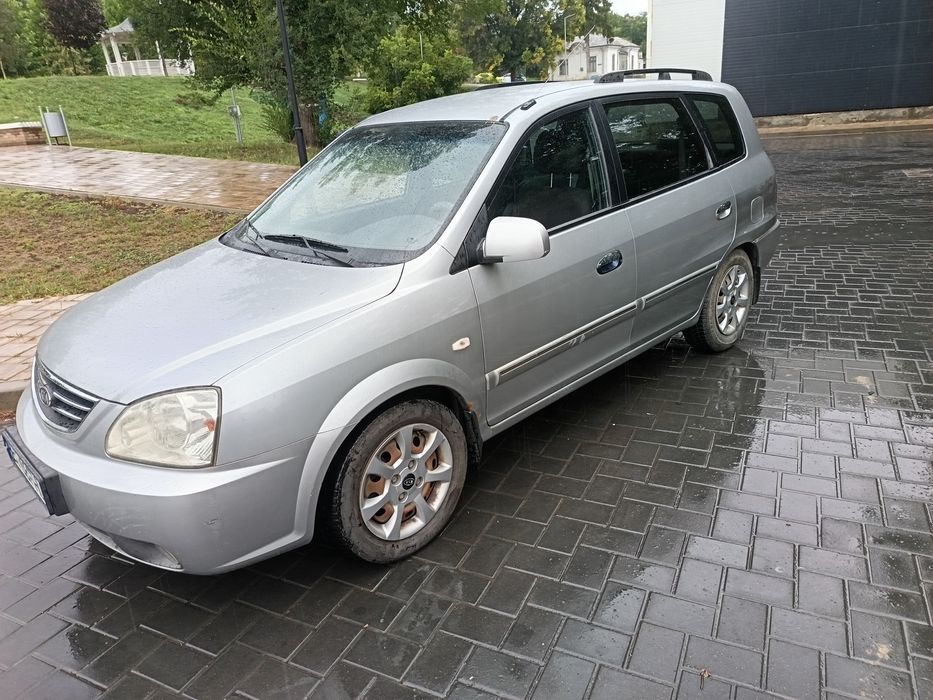 Vând 2 auto KIA Carens Automatic diesel, a doua este neînmatriculată.