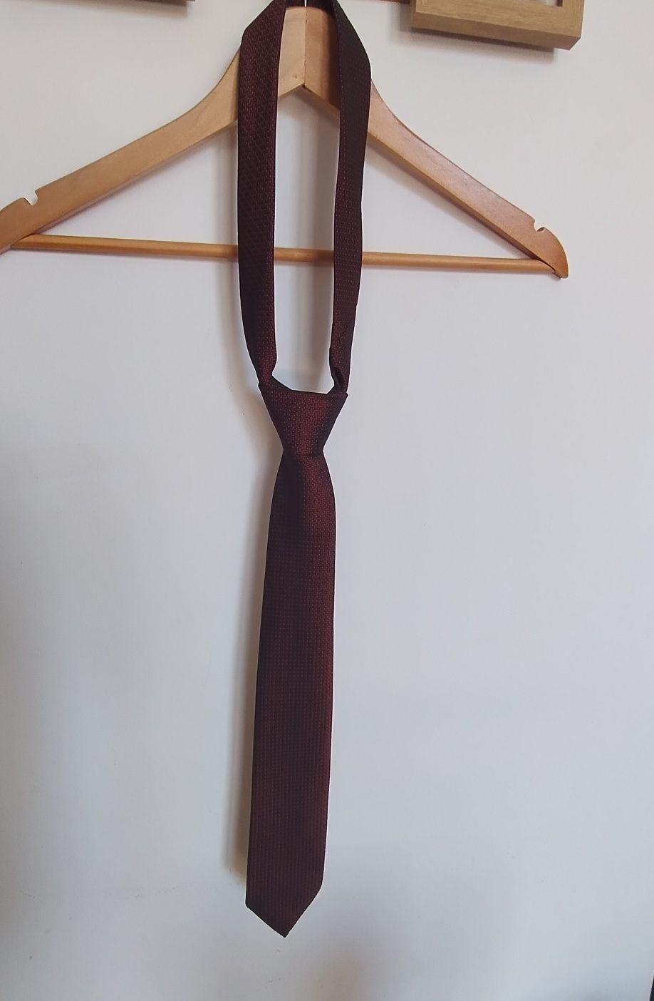 Cravata subțire roșu închis - bordeaux cu model mărunt
