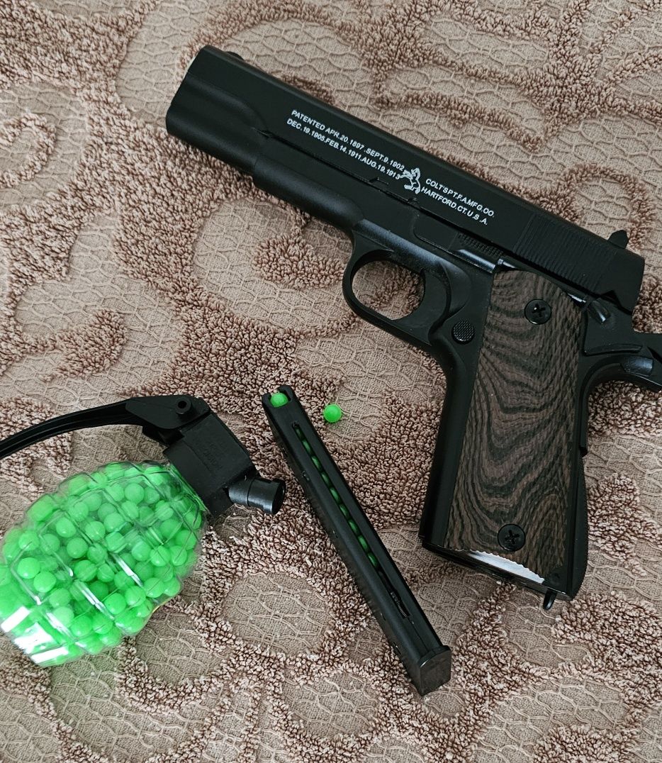 Детский пистолет с пластиковыми пульками