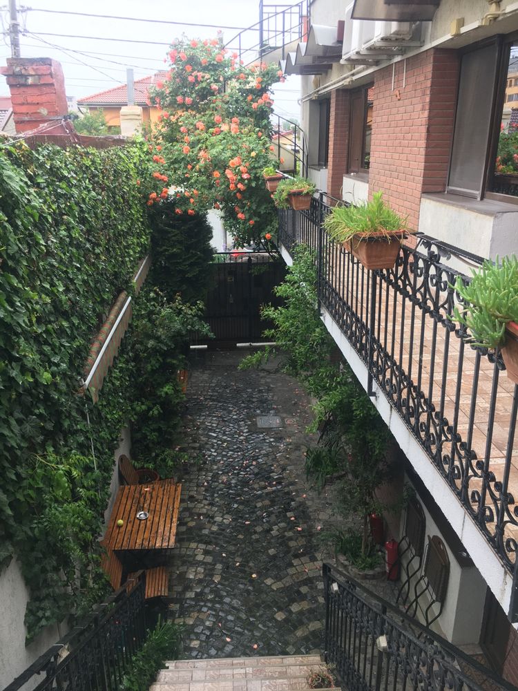 Vand pensiune 250 mp cu 10 camere zona Faleza Nord Constanta