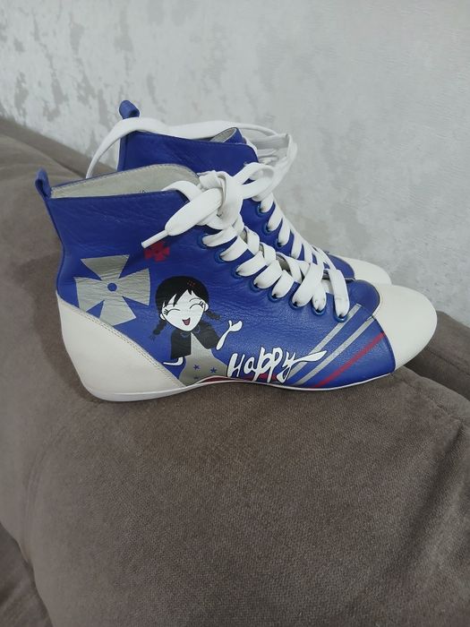 Продам. Женские кроссовки новые