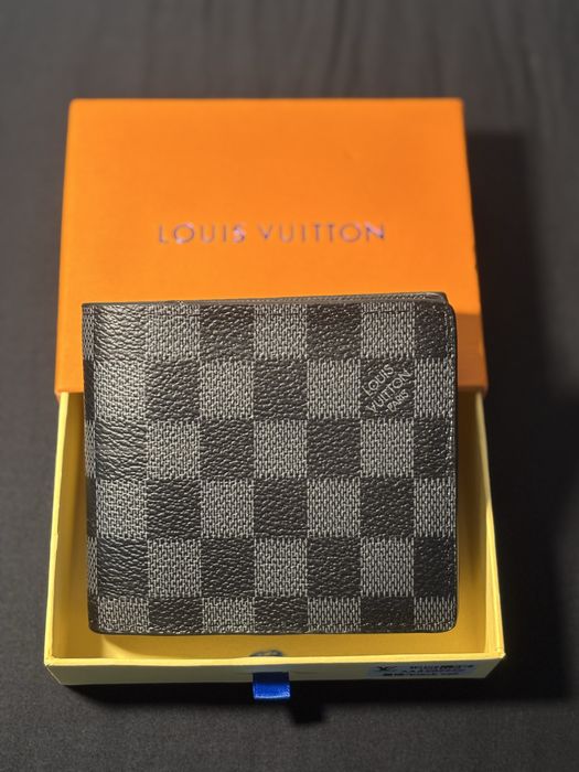 Louis Vuitton портфейли