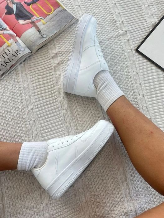 Adidasi noi unisex cu air pe talpa.