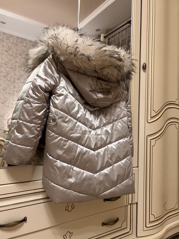 Продам зимнюю куртку для девочки 6-7 лет