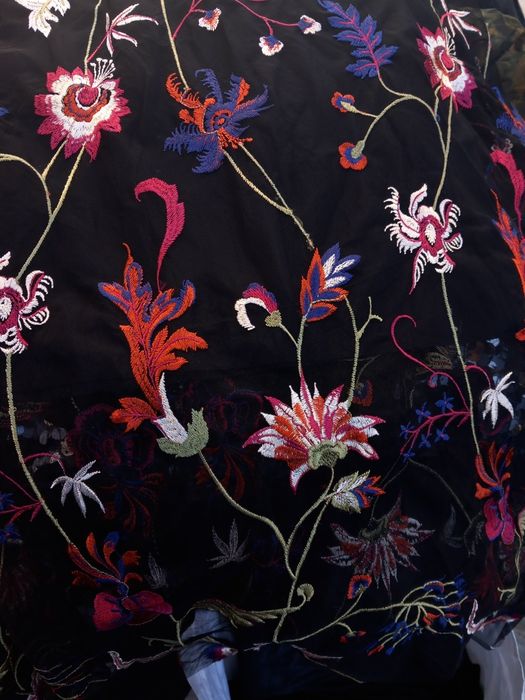 Vând fusta de tul cu broderie florala