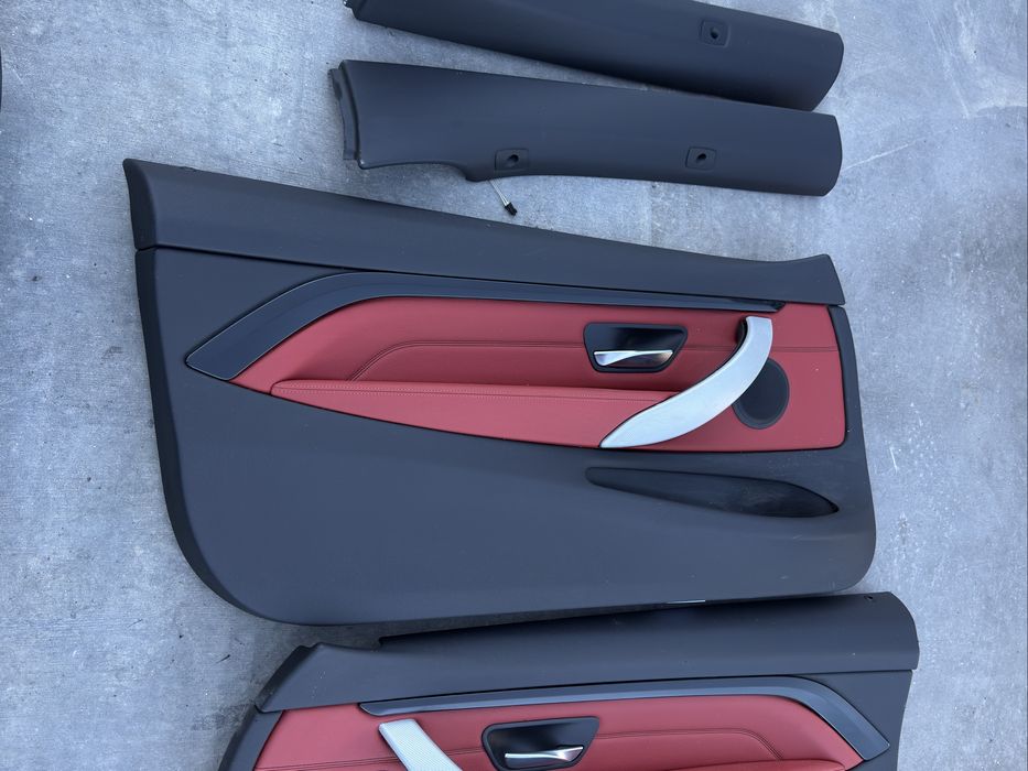 F33 кори на вратите червени