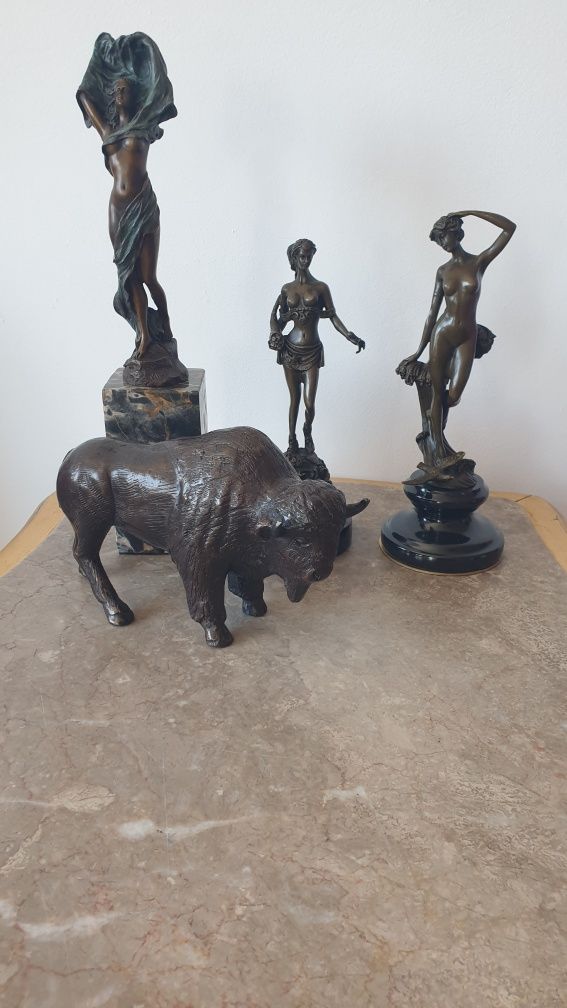 Statueta nud din bronz pe soclu de marmura cu semnătură si stampila