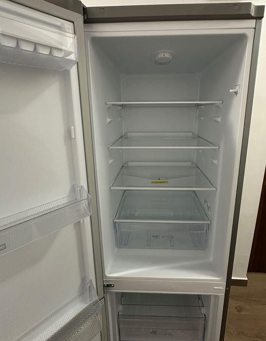 CA NOUĂ Combină frigorifică Arctic AK54270M40S, 262 L, 170 cm, Clasa E