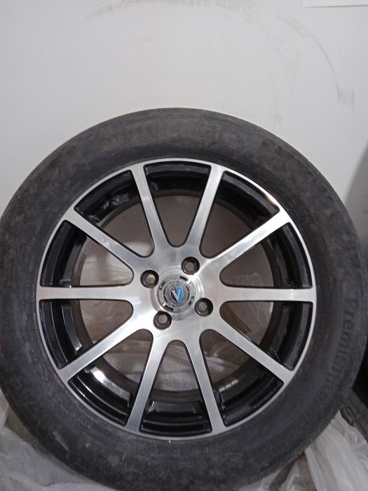 Продам 4 баллона continental на дисках