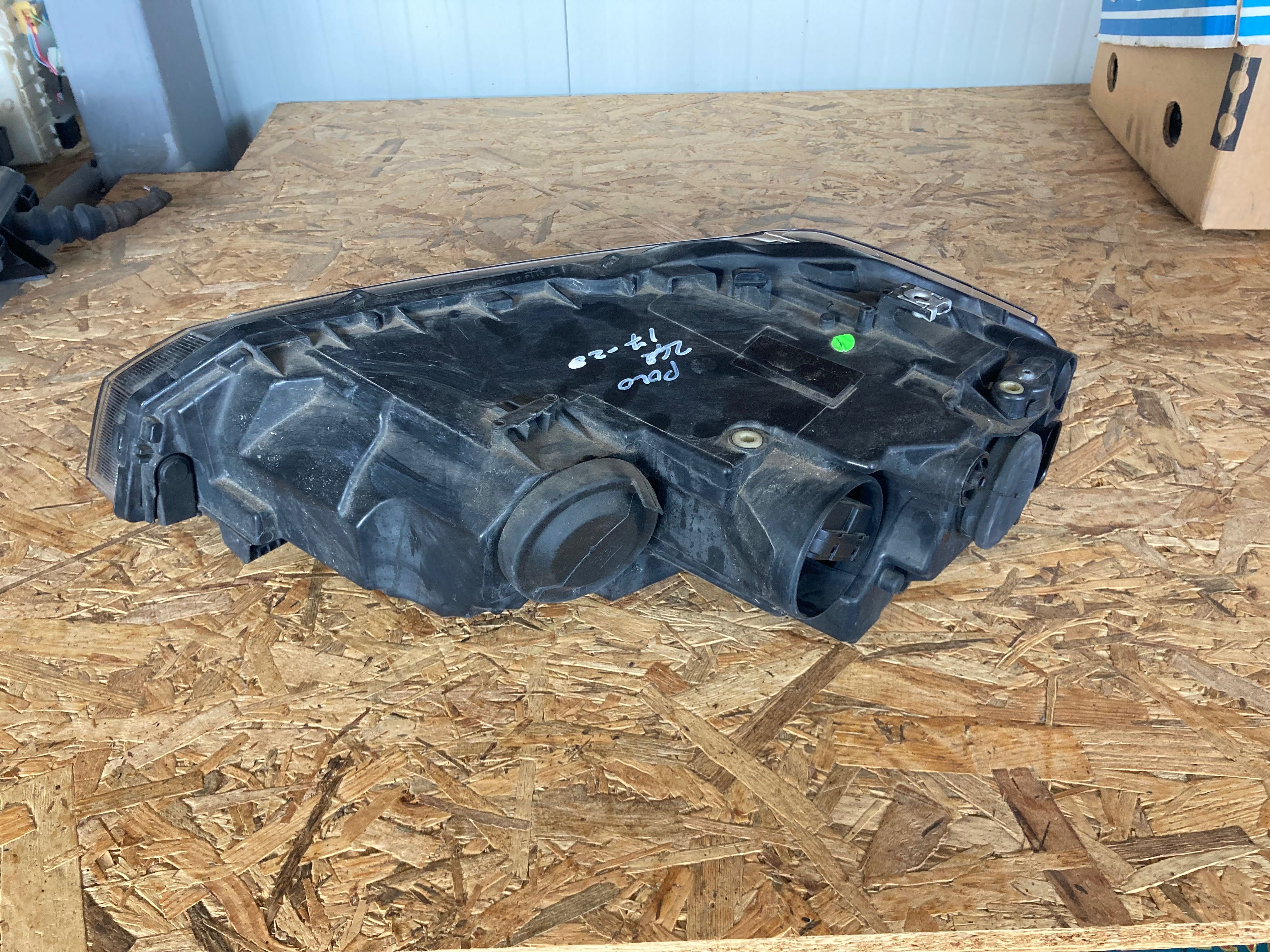 Десен фар Vw Polo G2. Г2. 17-20.