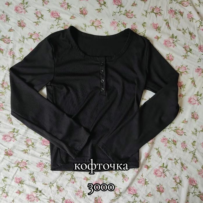 черная кофта и черная футболка в стиле dark coquette