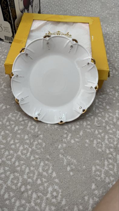 Продается сервировочные тарелки.Комплект