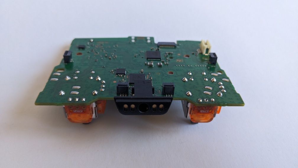 Продавам контролер DualSense за PS5 с TMR (като Hall effect) стикове.