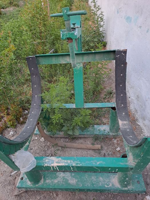 Установка для зажима баллонов