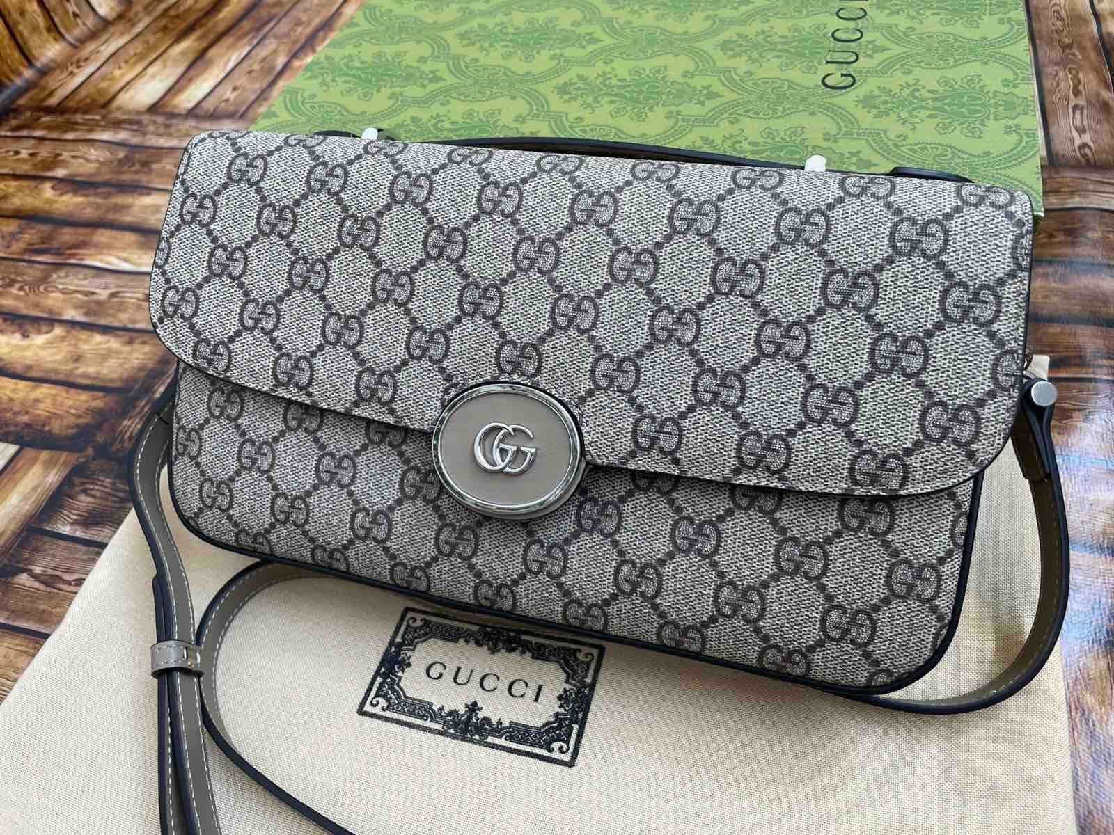 Оригинална Чанта Gucci Бежов GG Канвас Petite Гучи Сребристо GG лого