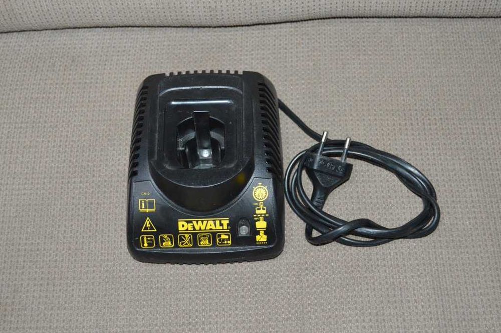 Dewalt DE9118 incarcator acumulatori 230v output 7.2-14.4v