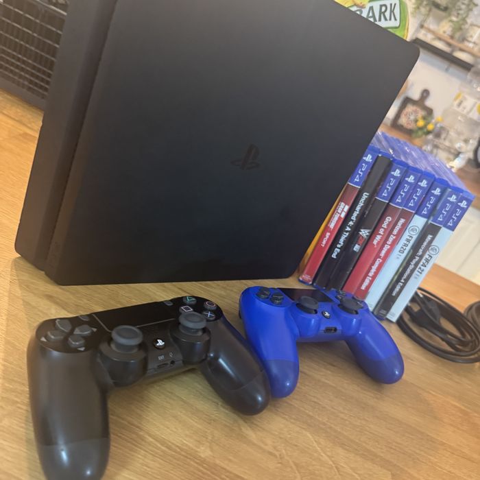 Vand ps4 slim de 1TB MEMORIE 2 manete 8 jocuri