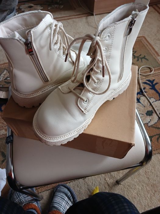 Сапоги белые на 37размер в хорошем состоянии