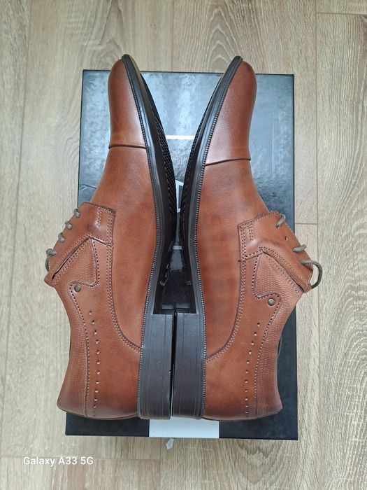 Vand pantofi noi din piele pentru bărbați brand TAPI.
Marimea: 39.
Lun