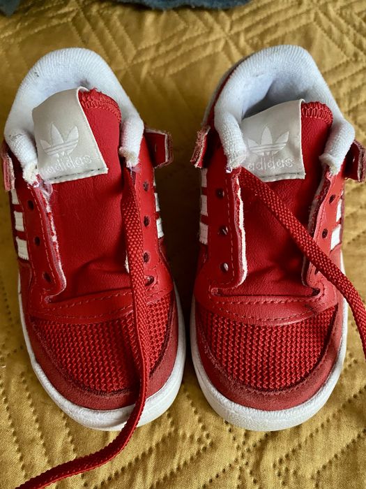 Adidasi Adidas originali 21-23