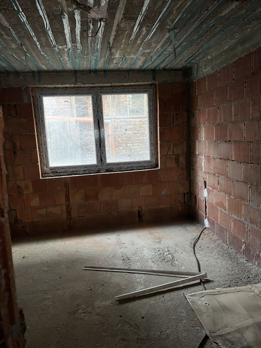De vanzare la parter Apartament nou cu 3 Camere 73 mp nefinisat Beius