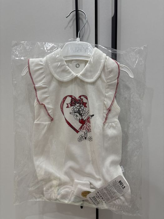 Продам детский костюмчик с носочками