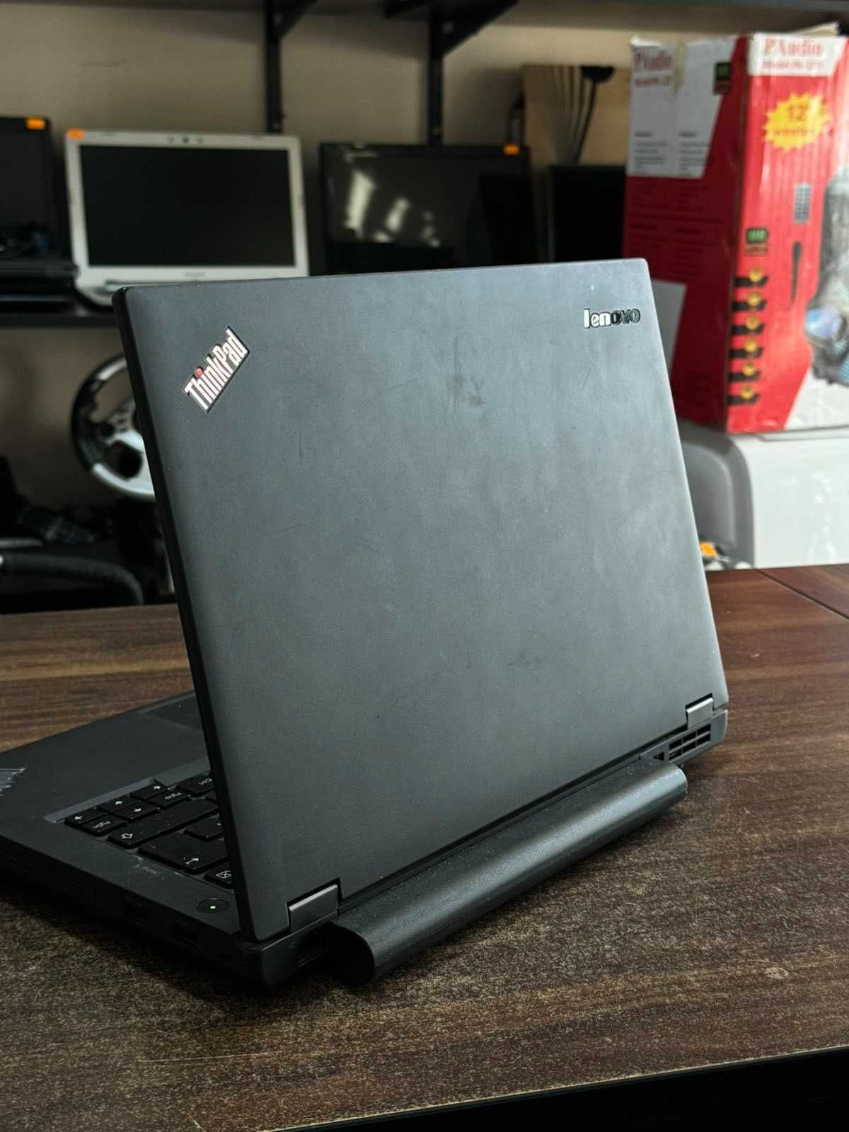 Продавам лаптоп Lenovo T440P I5-4300M 8GB 120GB HD 14.0 HD Windows 10