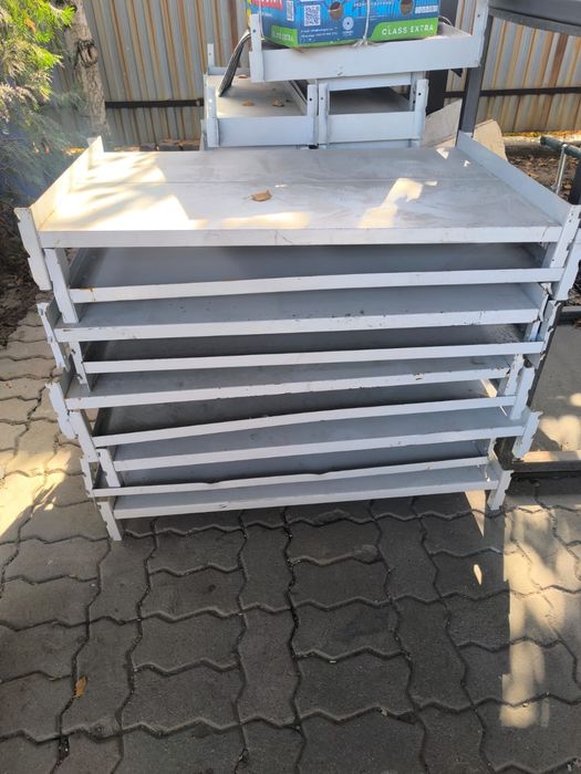 Полки железные в хорошем состоянии, без стоек.