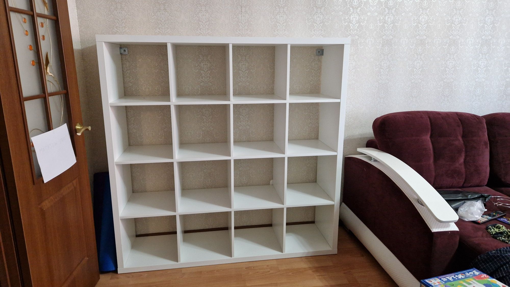 Полка для книжек и игрушек фирмы IKEA.