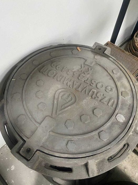 Люк чугунный типТс запорным устройством по оптовой цене chugunniy lyuk